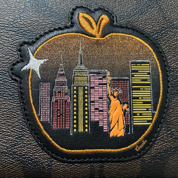 Coach signature canvas apple skyline wallet. - Picture 3 of 14